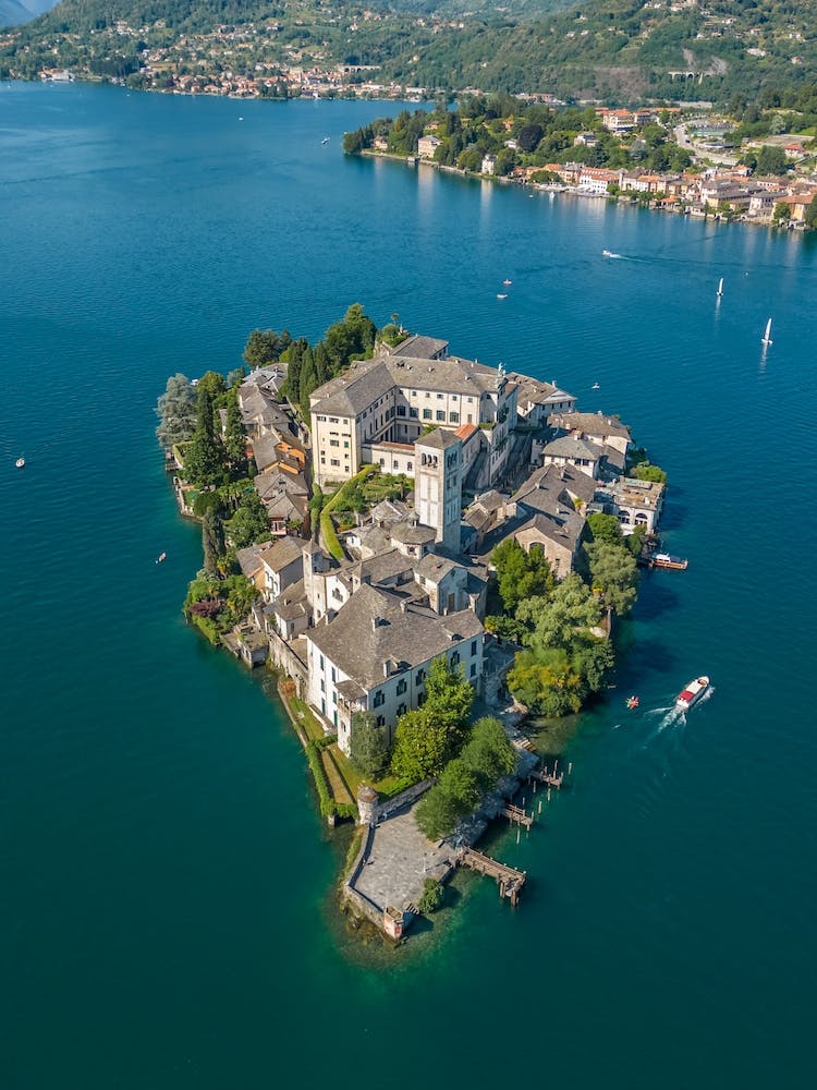 Lago d'Orta, Insel San Giulio. Piemont, Italien. Drohnenfotografie
