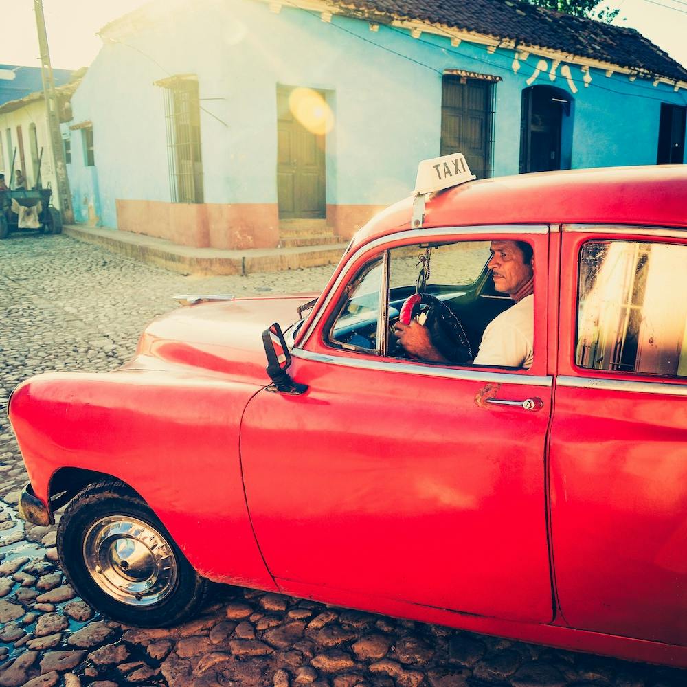 Rotes Taxi vom Trinidad Square