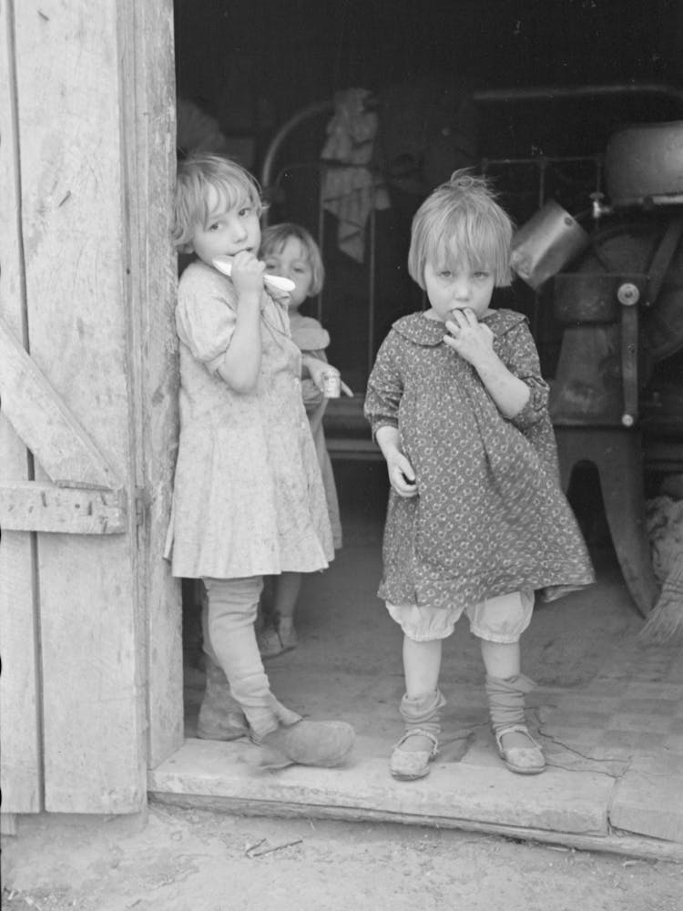 Children Of Earl Pauley In Doorway, Near Smithland, Iowa By Russell Lee