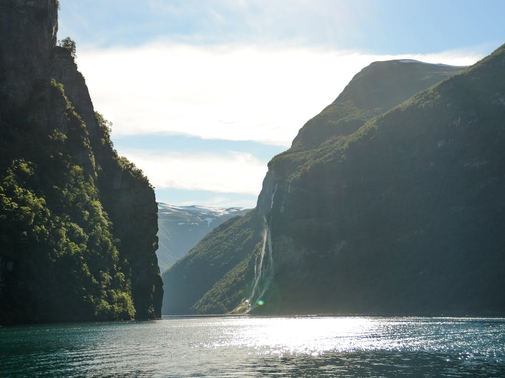 Geiranger Fjord in Norway | Wasserfalllandschaft zwischen den Klippen