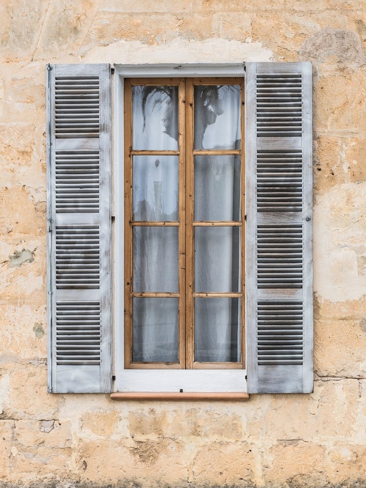 Fenêtre Avec Vieux Volets
