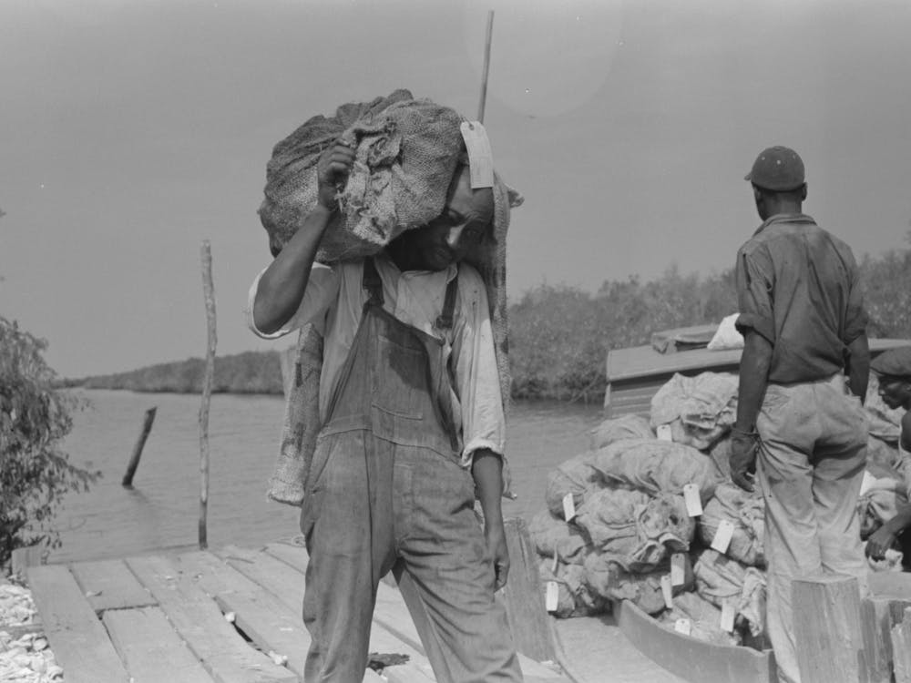 Unbetiteltes Foto, Möglicherweise bezogen auf Hafenarbeiter mit Sack Austern auf dem Rücken, Olga, Louisiana By Russell Lee