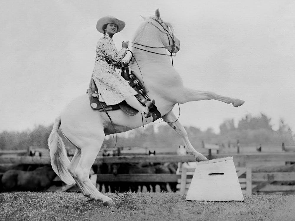 Frau auf einem Pferd reitend, Western-Ästhetik, Vintage Schwarz-Weiß Altes Foto