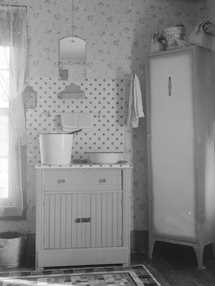 Lavabo Dans Maison Occupée Par Ouvrier Agricole Marié Et Sa Femme