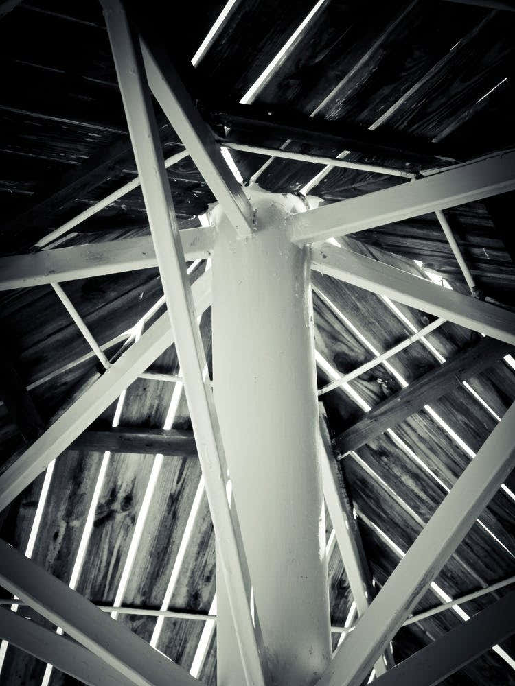 White Iron Pillars With Wooden Beams Above 1