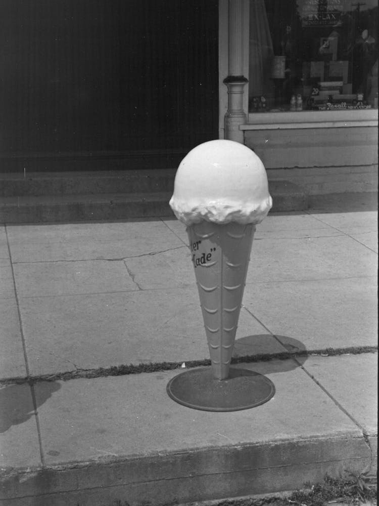 Modèle de Cornet de Crème Glacée Devant un Magasin de Bonbons, Sun Prairie, Wisconsin Par Russell Lee