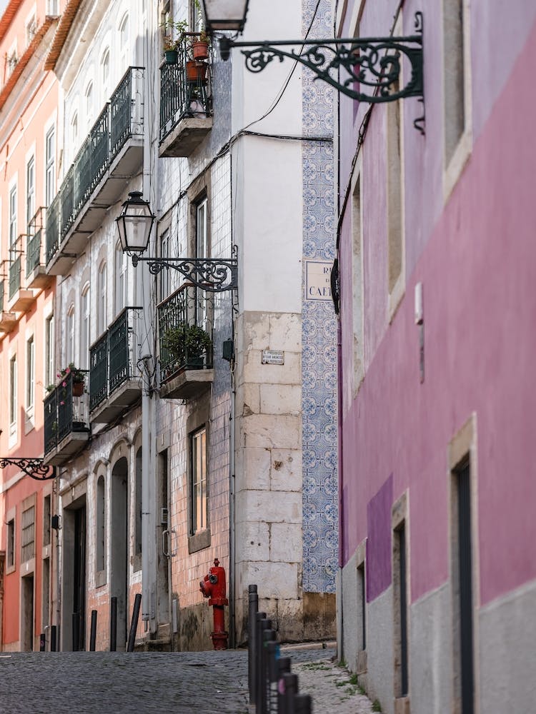Alfama - Rues enchantées de Lisbonne - Essence artistique