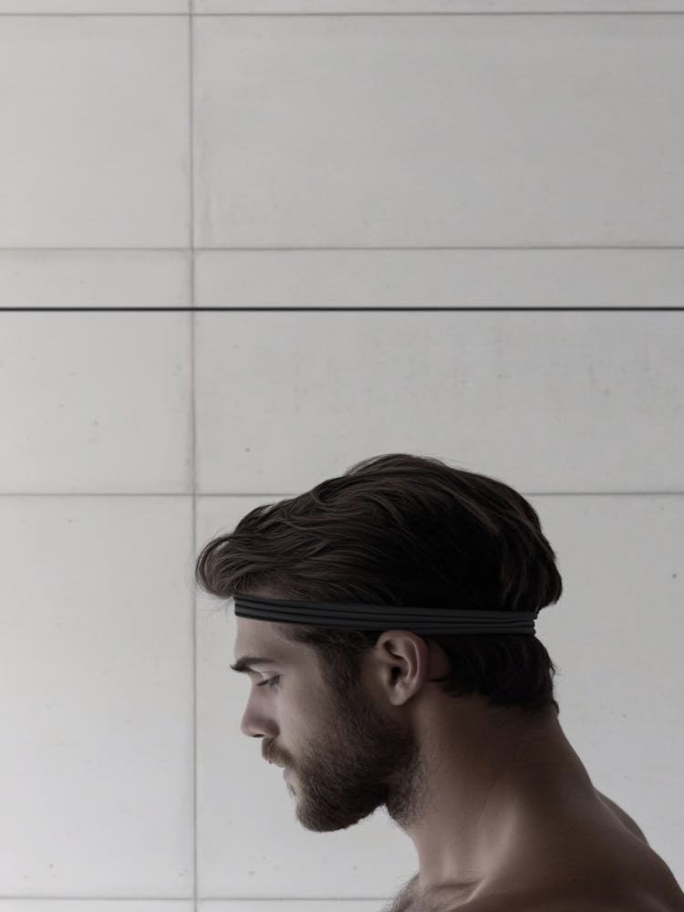 Mann mit Stirnband
