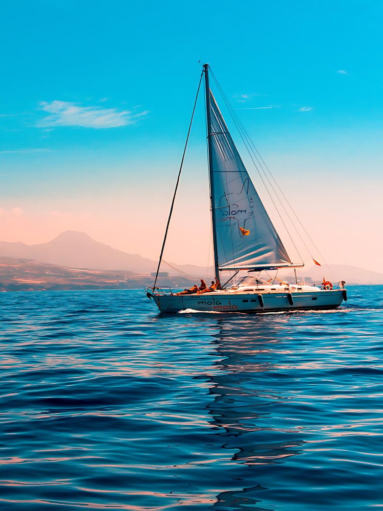 Segelboot auf dem Ozean