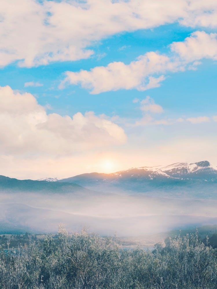 Sonnenaufgang mit blauem Himmel
