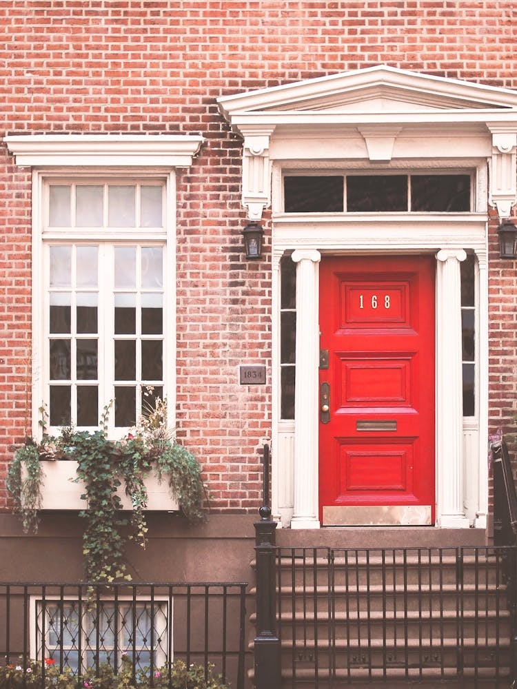 New York, USA I NYC red door photography from a loft house to the brick architecture of a New Yorker home in Brooklyn, Manhattan for a cozy Home sweet Home with an autumnal aesthetic like a film set decor