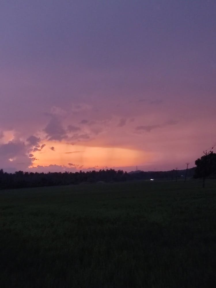 Sonnenuntergang über einem Feld
